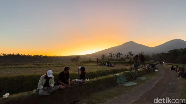 Drinking coffee on Jalan Subak Bangkyang Sidem, Babahan Village, Penebel District, Tabanan Regency, Bali, Sunday (14/7/2024. (I Nyoman Adhisthaya Sawitra/detikBali)