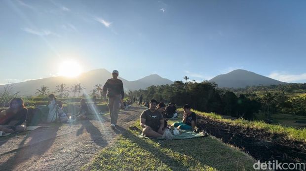 Drinking coffee on Jalan Subak Bangkyang Sidem, Babahan Village, Penebel District, Tabanan Regency, Bali, Sunday (14/7/2024. (I Nyoman Adhisthaya Sawitra/detikBali)