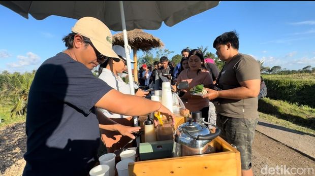 Drinking coffee on Jalan Subak Bangkyang Sidem, Babahan Village, Penebel District, Tabanan Regency, Bali, Sunday (14/7/2024. (I Nyoman Adhisthaya Sawitra/detikBali)