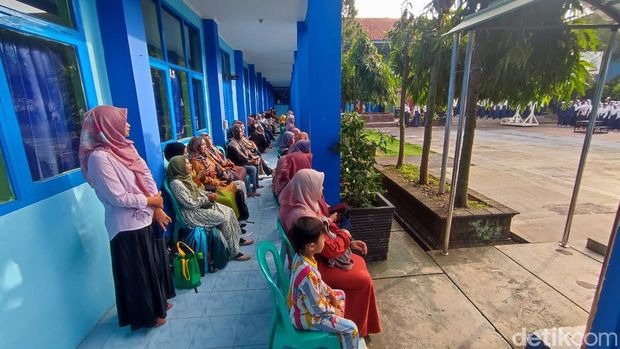 Orang tua mengantar dan mendampingi anak saat pertama masuk sekolah di SMP Ciamis.