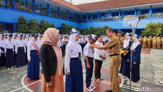 Orang tua mengantar dan mendampingi anak saat pertama masuk sekolah di SMP Ciamis.