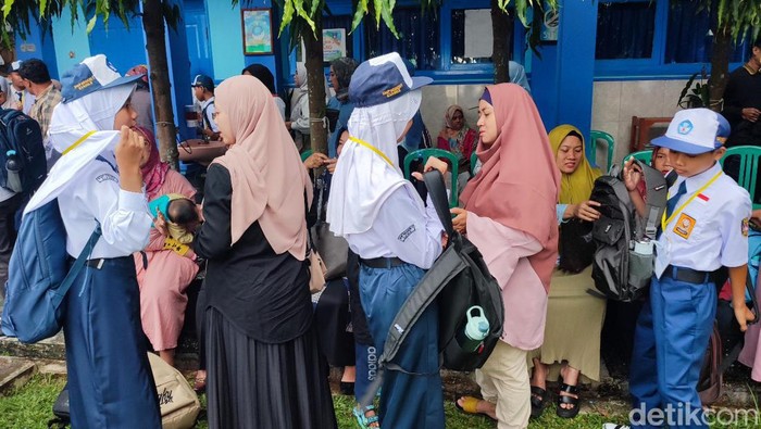 Orang tua mengantar dan mendampingi anak saat pertama masuk sekolah di SMP Ciamis.