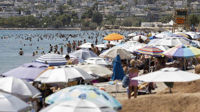 Pantai di Yunani Makin Ramai Saat Musim Panas Meski dilanda gelombang panas, pantai di Yunani ini makin ramai dikunjungi wisatawan. Ini potretnya.