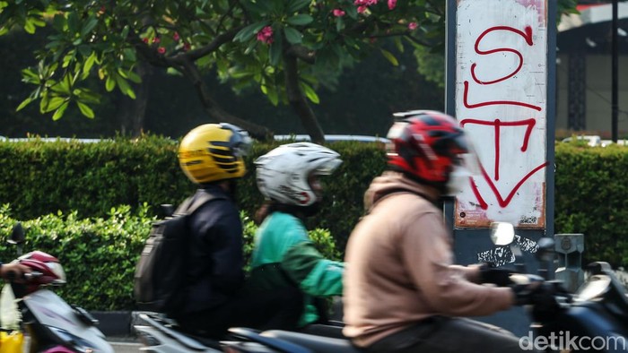 Pengendara melintas di Kawasan Menteng, Jakarta, Senin (15/7/2024). Sejumlah papan informasi nampak rusak terkena vandalisme. Aksi vandalisme ini membuat papan informasi menjadi tak terbaca.