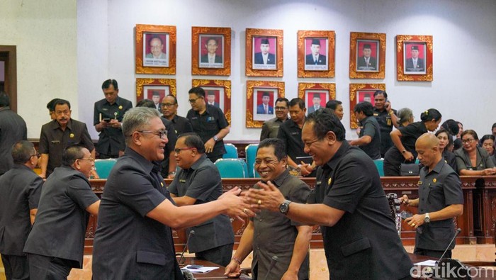 Partai Golkar, DPRD Kabupaten Gianyar banyak menyoroti masalah banyaknya sampah yang tidak diangkut hingga ketimpangan kesejahteraan masyarakat di Kabupaten Gianyar.