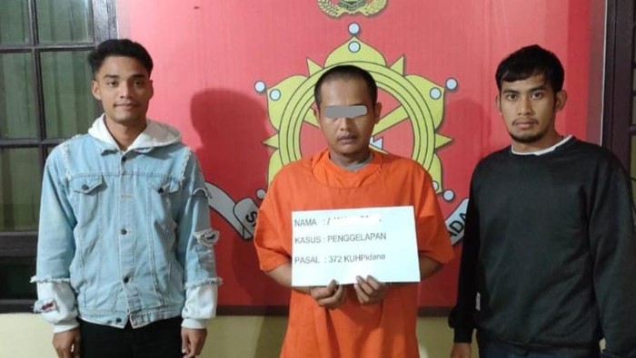 Pelaku Aan saat diamankan di kantor polisi. (Dok. Polres Dairi)