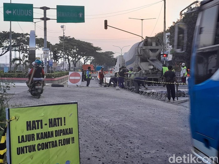 Pembetonan jalan di traffic light depan SMPN 1 Demak, Senin (15/7/2024).