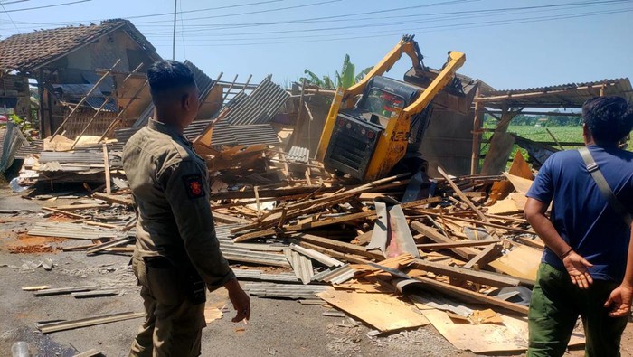 Pembongkaran bangunan semi permanen warung remang-remang di Paiton, Probolinggo.
