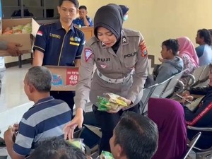 Ada Kue dan Minuman untuk Warga Pemohon Pemutihan PKB di Samsat Tuban