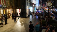Pendukung dan anggota media berkumpul di depan Trump Tower. Sejumlah lembaga federal dan negara bagian sedang menyelidiki apa yang sebenarnya terjadi, bagaimana penembak mengakses lokasi, senjata apa yang digunakan dan hal-hal lain yang belum terjawab secara publik. REUTERS/David Dee Delgado