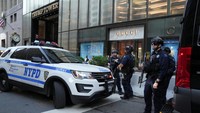 Anggota pasukan keamanan berjaga di luar pintu masuk utama gedung di Fifth Avenue Manhattan, Trump Tower. Hal tersebut menyusul kandidat Presiden AS Donald Trump menjadi korban penembakan. Kandidat Presiden Partai Republik itu ditembak saat sedang kampanye di Pennsylvania. REUTERS/David Dee Delgado