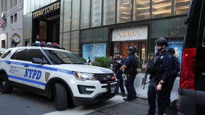 Penampakan Trump Tower Dijaga Ketat Usai Insiden Penembakan Security forces members stand guard outside Trump Tower after Trump was injured when shots were fired during a campaign rally held in Butler, in New York, U.S., July 13, 2024. REUTERS/David Dee Delgado