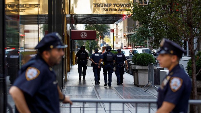 Penampakan Trump Tower Dijaga Ketat Usai Insiden Penembakan Police officers stand guard at Trump Tower after Republican presidential candidate and former U.S. President Donald Trump was injured when shots were fired during a campaign rally held in Butler, in New York, U.S., July 14, 2024. REUTERS/Eduardo Munoz