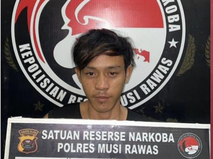 Alif Saputra (20), warga Dusun II, Desa Sindang Jaya, Kecamatan Muara Lakitan, Kabupaten Musi Rawas (Mura) diringkus polisi karena menjadi pengedar sabu. Ia mendapat sabu tersebut dari bandar berinisial B di Musi Banyuasin (Muba).