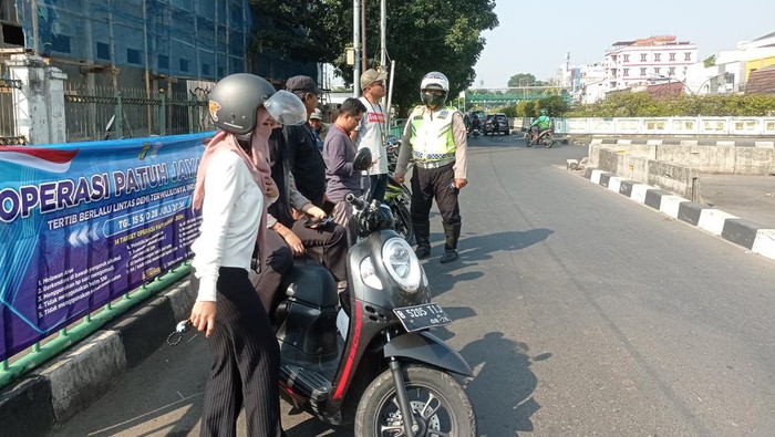 Operasi Patuh di Jaksel Jaring 25 Pelanggar, Helm Jadi Pelanggaran Utama