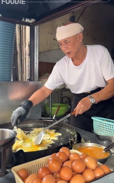 Masih Gagah! 5 Lansia Penjual Makanan Ini Viral di Media Sosial