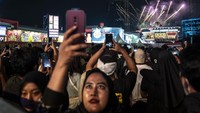 Sejumlah pengunjung menyaksikan pesta kembang api pada hari terakhir penyelenggaraan Jakarta Fair Kemayoran 2024 di JIEXpo Kemayoran, Jakarta, Minggu (14/7/2024).