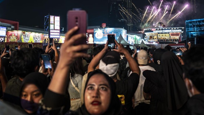 Sejumlah pengunjung memadati area Jakarta Fair Kemayoran 2024 pada hari terakhir penyelenggaraan di JIEXpo Kemayoran, Jakarta, Minggu (14/7/2024). PT Jakarta International Expo menyebutkan selama 33 hari penyelenggaraan Jakarta Fair Kemayoran 2024 yang diikuti oleh 2.550 pelaku usaha itu berhasil mencatat transaksi jual beli lebih dari Rp7,5 triliun. ANTARA FOTO/Aprillio Akbar/rwa.