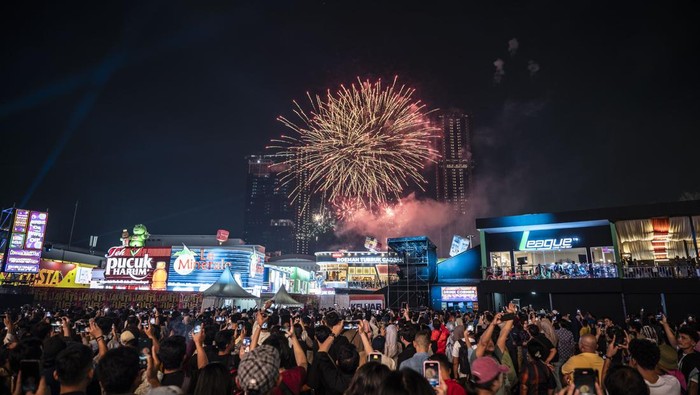 Sejumlah pengunjung memadati area Jakarta Fair Kemayoran 2024 pada hari terakhir penyelenggaraan di JIEXpo Kemayoran, Jakarta, Minggu (14/7/2024). PT Jakarta International Expo menyebutkan selama 33 hari penyelenggaraan Jakarta Fair Kemayoran 2024 yang diikuti oleh 2.550 pelaku usaha itu berhasil mencatat transaksi jual beli lebih dari Rp7,5 triliun. ANTARA FOTO/Aprillio Akbar/rwa.