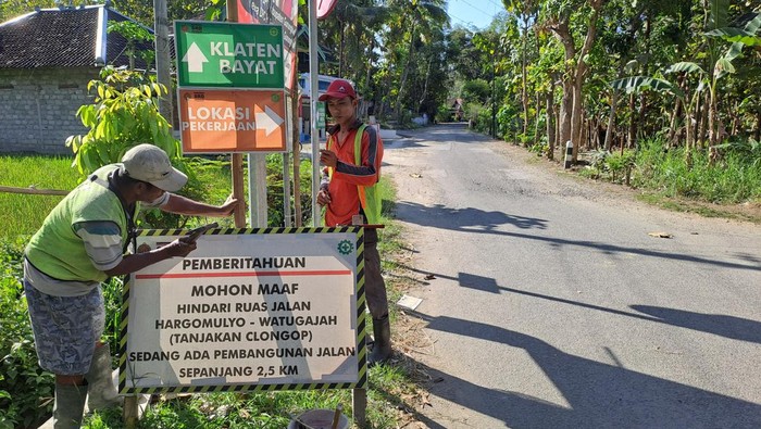 Pemasangan papan petunjuk arah pada di Gedangsari untuk pengalihan jalur Clongop yang ditutup sejak hari ini