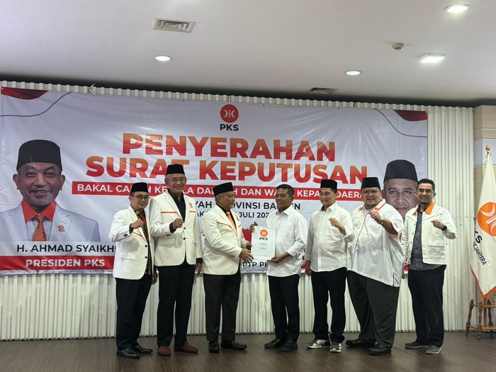 Penyerahan SK untuk Andra Soni-Dimyati Natakusumah (Foto: Istimewa)