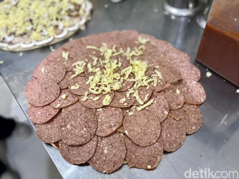 Pepperino : Pizza Topping Melimpah yang Viral di Perumahan Mewah