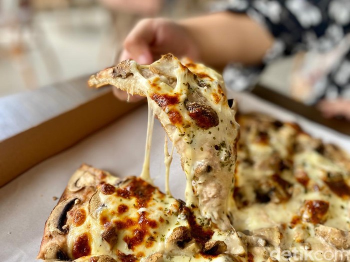 Pepperino : Pizza Topping Melimpah yang Viral di Perumahan Mewah