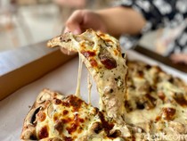 Pepperino : Pizza Topping Melimpah yang Viral di Perumahan Mewah