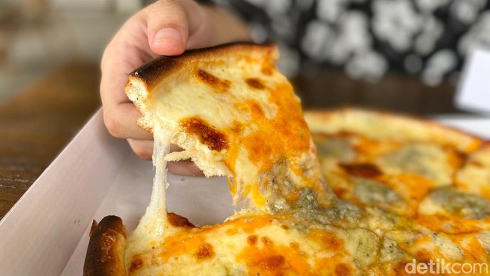 Pepperino : Pizza Topping Melimpah yang Viral di Perumahan Mewah
