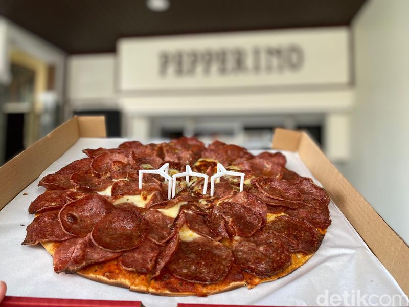 Pepperino : Pizza Topping Melimpah yang Viral di Perumahan Mewah