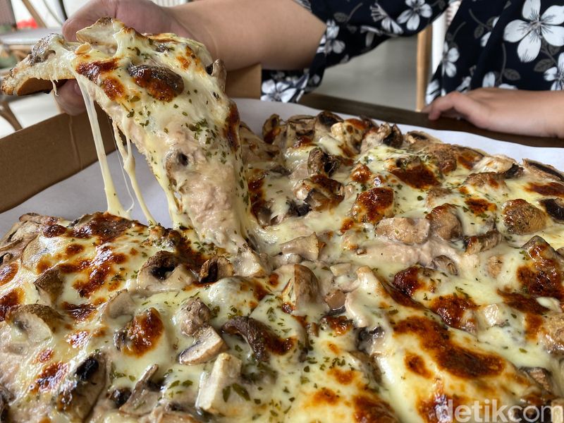 Pepperino : Pizza Topping Melimpah yang Viral di Perumahan Mewah