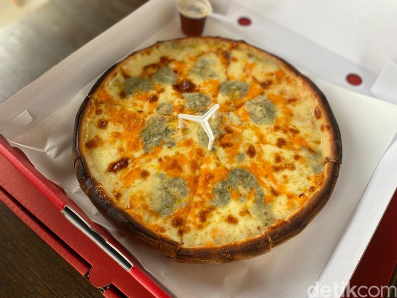 Pepperino : Pizza Topping Melimpah yang Viral di Perumahan Mewah