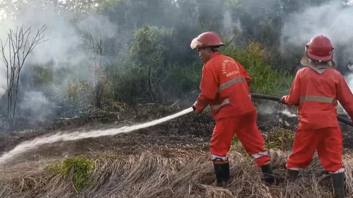 Personel Manggala Agni upayakan pemadaman  Karhutla di Ogan Ilir.