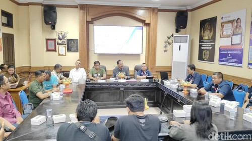 Perwakilan serikat pekerja APS bertemu manajemen APS Cabang Denpasar di Disperinaker Badung, Senin (15/7/2024). (Agus Eka Purna Negara/detikBali)