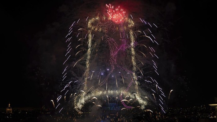 Pesta Kembang Api Meriahkan Perayaan Bastille Day di Prancis Perayaan Bastille Day di Paris, Prancis, dimeriahkan pesta kembang api. Menara Eiffel tampak bermandikan cahaya warna-warni dari pesta kembang api tersebut.