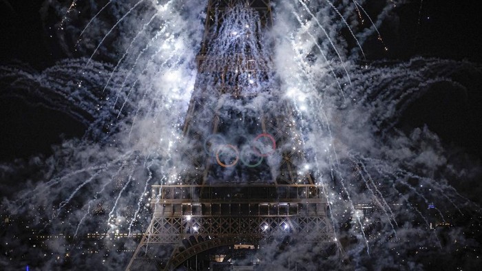 Perayaan Bastille Day di Paris, Prancis, dimeriahkan pesta kembang api. Menara Eiffel tampak bermandikan cahaya warna-warni dari pesta kembang api tersebut.