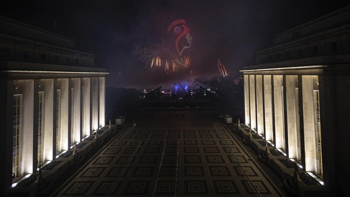 Pesta Kembang Api Meriahkan Perayaan Bastille Day di Prancis Perayaan Bastille Day di Paris, Prancis, dimeriahkan pesta kembang api. Menara Eiffel tampak bermandikan cahaya warna-warni dari pesta kembang api tersebut.