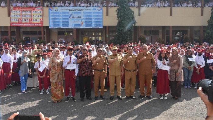 Pj Bupati Sumedang Yudia Ramli saat meninjau pelaksanaan MPLS di SMPN 1 Sumedang.