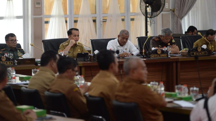Pj Gubsu Agus Fatoni saat rapat koordinasi PB PON XXI Aceh-Sumut di Aula Tengku Rizal Nurdin di Rumah Dinas Gubsu (Dok. Diskominfo Sumut)