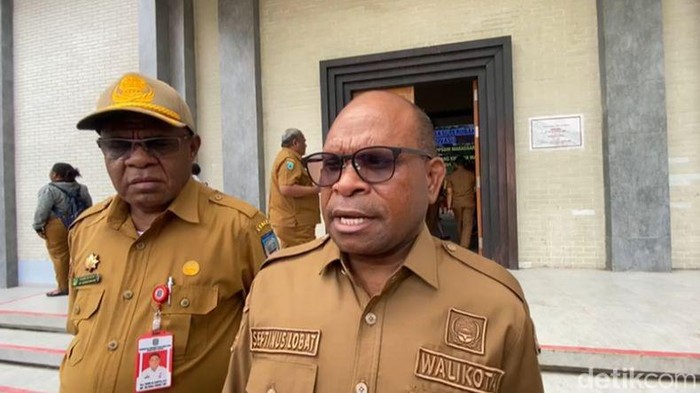 Pj Wali Kota Sorong Septinus Lobat.