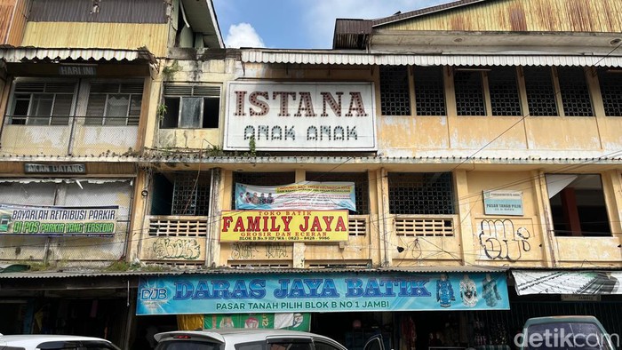 Plang Istana Anak-anak Jambi masih terpasang meski sudah lama ditinggalkan.