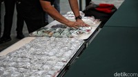 Dari hasil penangkapan itu, polisi menyita barang bukti berupa 5 kilogram sabu serta 20 ribu butir pil ekstasi. Narkoba tersebut disimpan dalam bungkusan plastik berwarna putih di kontrakan milik tersangka FCA yang berlokasi Jalan Malaka Jaya, Cilincing, Jakarta Utara.  