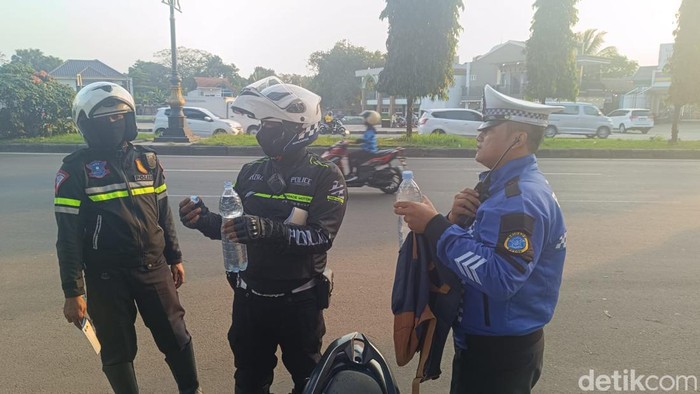 Polisi menyita ciu yang dibawa dua orang pelajar yang terjaring Operasi Patuh di Bogor.
