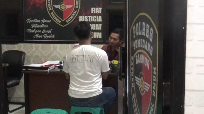 Polisi saat memeriksa penyelenggara dugaan judi adu muncang di Sumedang.