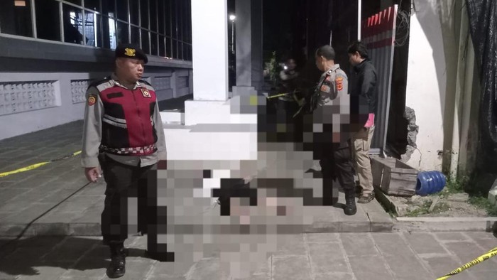 Polisi saat mengevakuasi mahasiswa lompat dari gedung lantai 12 di Jambi