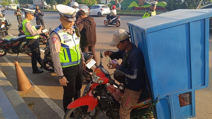 Operasi Patuh di Sentul Bogor: Banyak Pengendara Motor Abaikan Helm Keselamatan