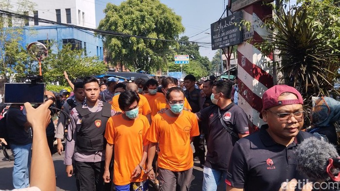 Polres Metro Jakarta Pusat menangkap 26 tersangka narkoba di Kalipasir, Menteng, Jakarta Pusat.
