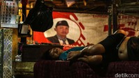 Pedagang beristirahat di tengah sepinya pengunjung Blok G Pasar Tanah Abang.