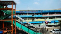 Warna cat di dinding pasar tersebut juga sudah pudar.