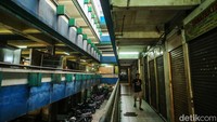 Kios-kios di salah satu lantai juga tutup.